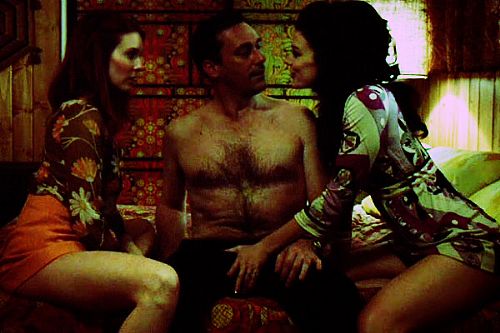 Sexo é gostoso mesmo quando quem faz, faz com vontade. A sensação de provocar 
o deleite do parceiro é quase tão deliciosa quanto sentir o próprio corpo 
latejar. E as chances de ser tomado de prazer na hora H são muito maiores quando 
se está entregue.
Tudo bem, a mulher até consegue eventualmente fazer um esforço pelo homem que 
ama, e abrir as pernas em dias que sua vagina está mais árida que o deserto do 
Saara. Mas convenhamos, não se compara. Em geral, quando um não quer, dois (ou 
mais) não transam.
Por isso é tão difícil convencer alguém a realizar qualquer ato sexual. Ou 
seja, da mesma forma que você dificilmente vai